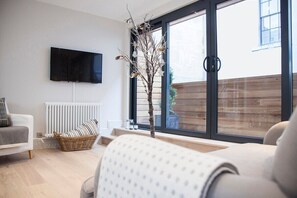 TV - Stylish Apt in Heart of Georgian Bath (WST) (Bath)