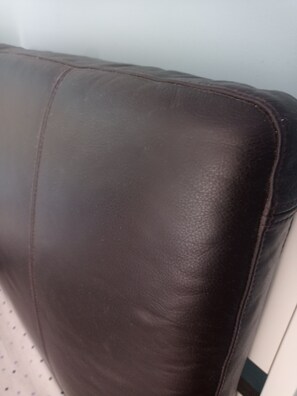 1 dormitorio, caja fuerte, escritorio y tabla de planchar con plancha