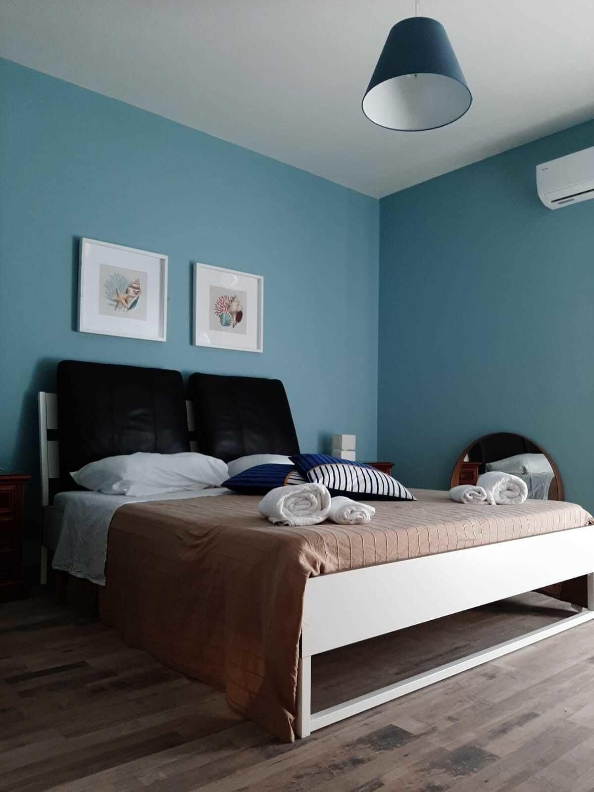 1 Schlafzimmer, Zimmersafe, Schreibtisch, Bügeleisen/Bügelbrett