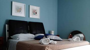 1 Schlafzimmer, Zimmersafe, Schreibtisch, Bügeleisen/Bügelbrett