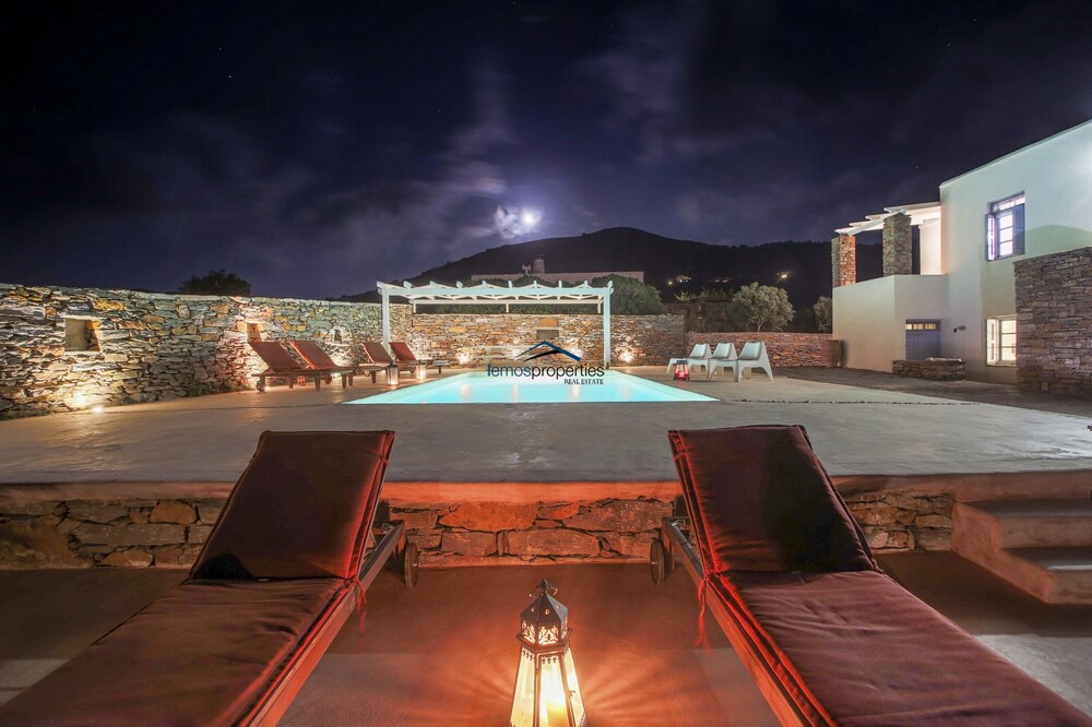 Charming and elegant Villa Thea with a swimming pool and sea view.