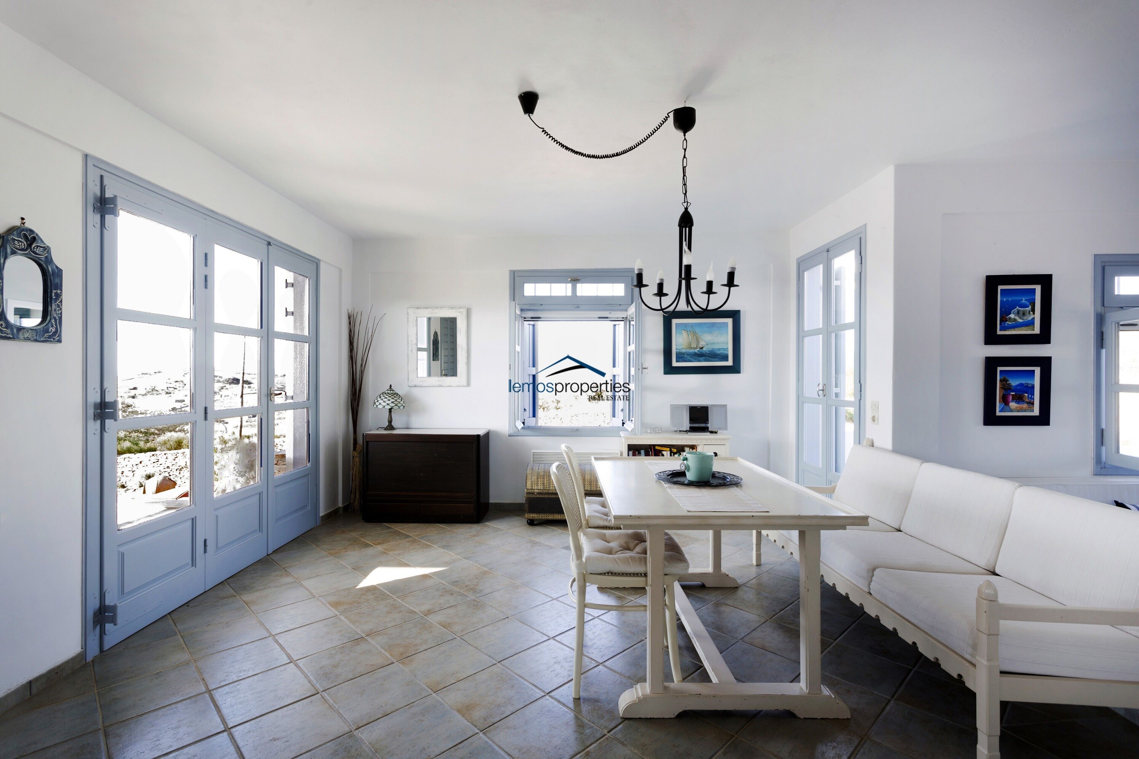 Charming and elegant Villa Thea with a swimming pool and sea view.