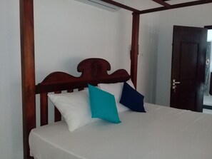 2 bedrooms, iron/ironing board, Internet, bed sheets - Senula Villa Right On The  Beach Break Fast Included  Free Wi Fi (Ambalangoda)