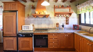 Kjøleskap, mikrobølgeovn, oppvaskmaskin og kaffetrakter/tekoker