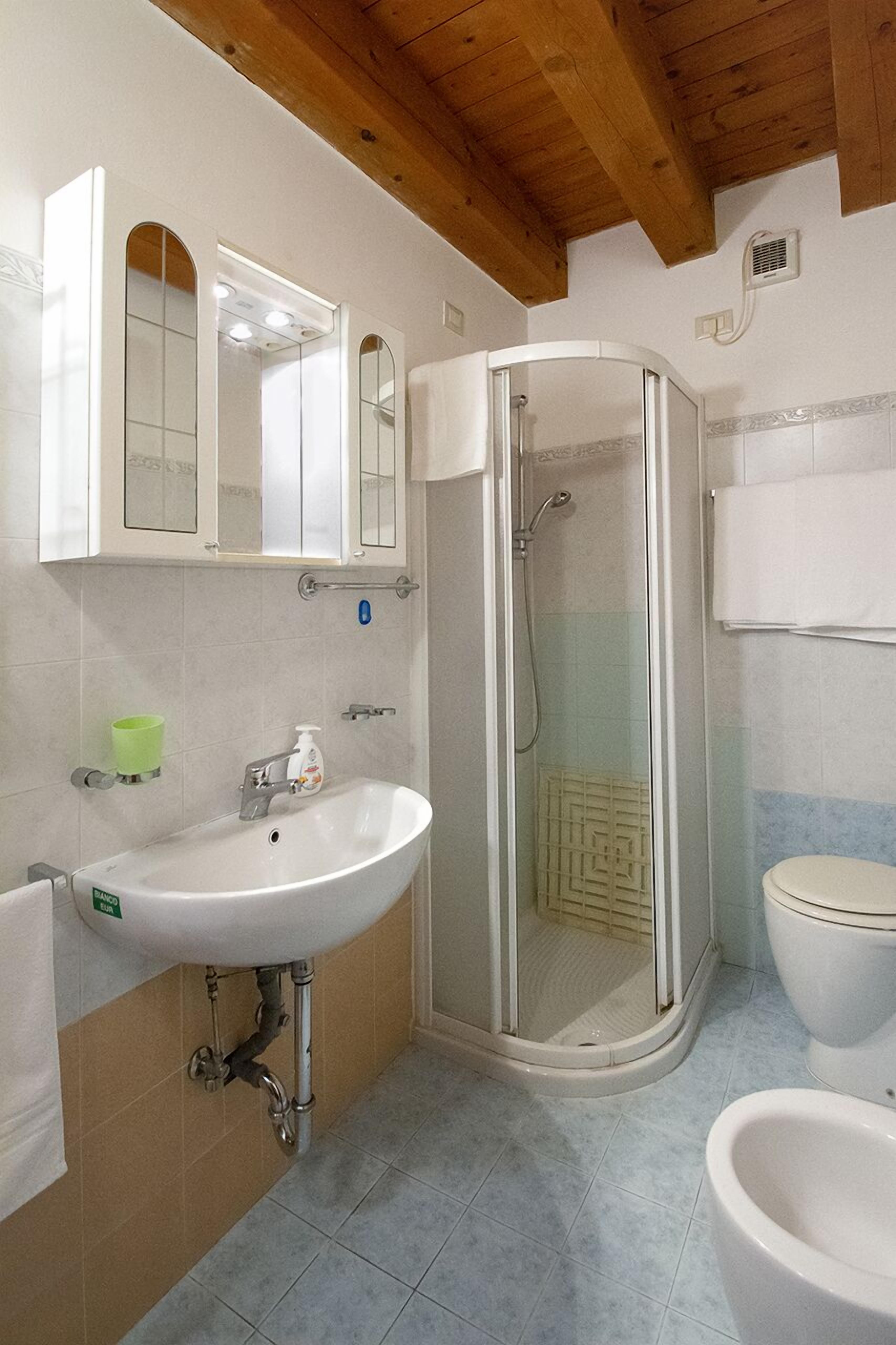 Modern apartment 10 min. from the center and the Civil Hospital