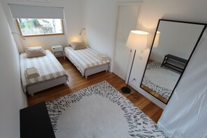 1 dormitori, planxa i posts de planxar i un bressol de viatge