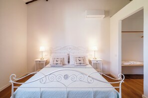 2 bedrooms, iron/ironing board, bed sheets