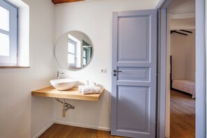 Badewanne, Bidet, Handtücher, Seife