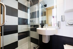 Badewanne, Haartrockner, Handtücher