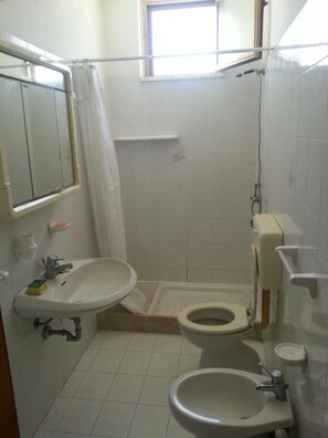 Douche, sèche-cheveux, bidet, savon