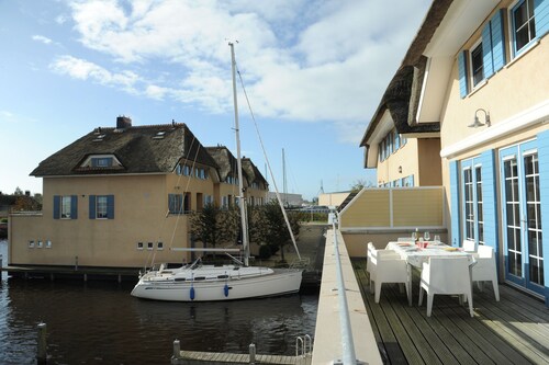 Friedliches Bootshaus in einer wasserreichen Gegend