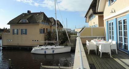 Friedliches Bootshaus in einer wasserreichen Gegend