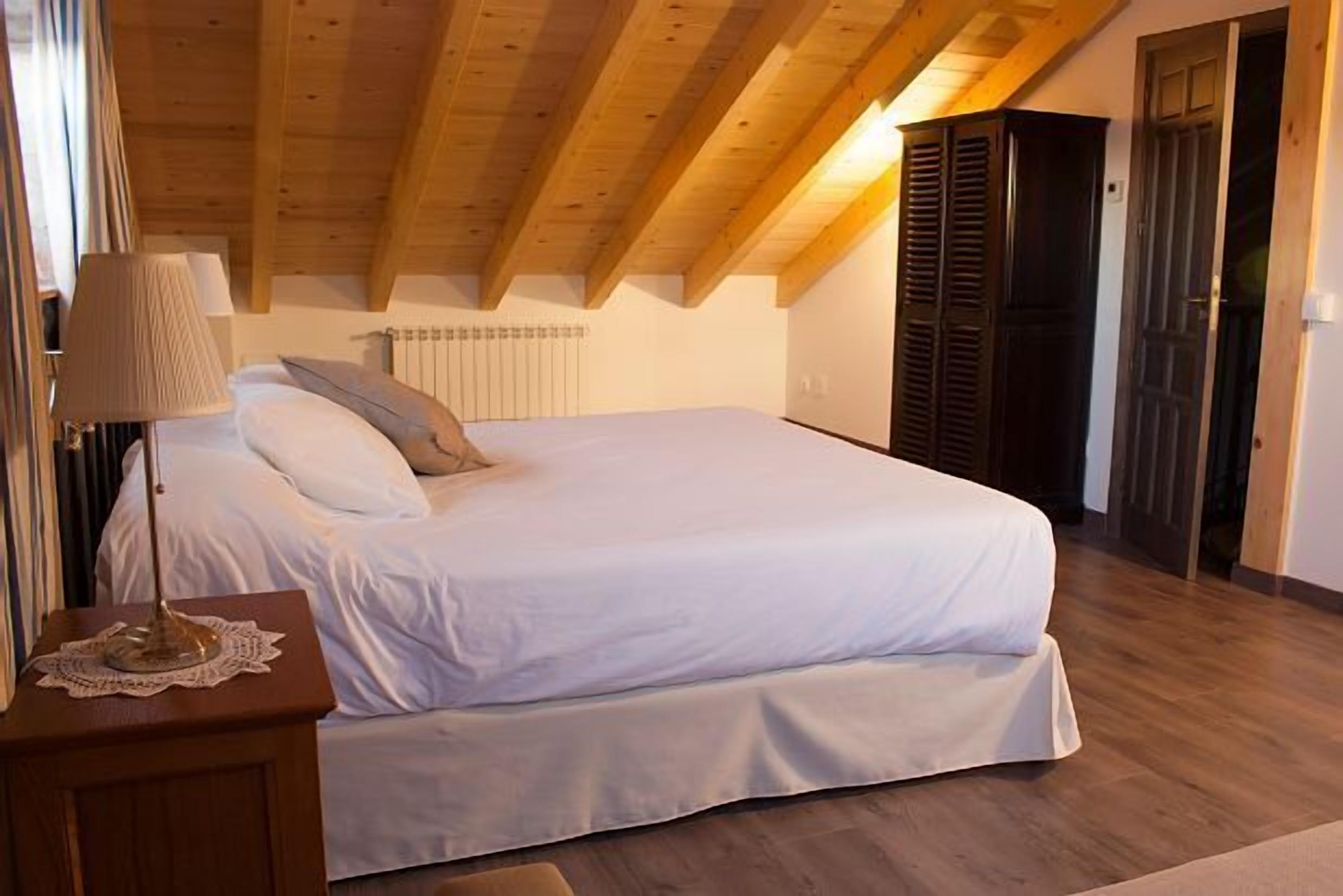 6 عدّة غرف نوم ومكواة/لوح كي وواي فاي وملاءات أسرّة