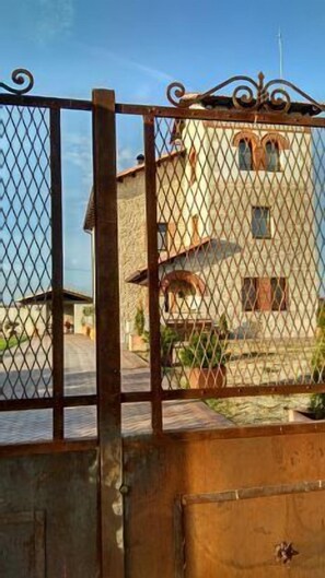 Unclassified image, 2 of 37, button