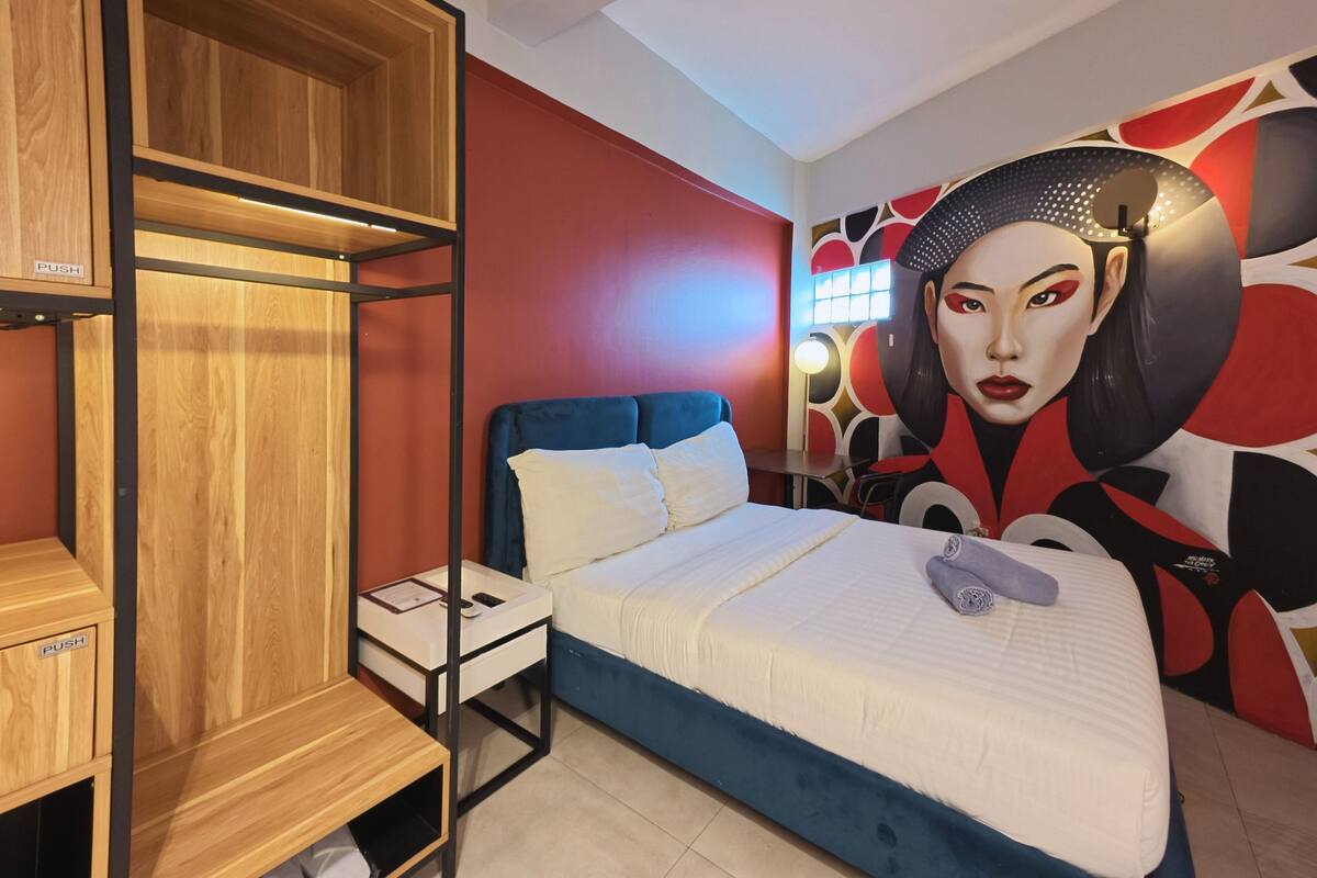 Deluxe Queen | In-room safe, free WiFi, bed sheets