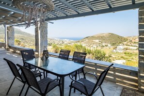 Outdoor dining - Paros Nereids Villas Estate with private pools and amazing  view (Paros)