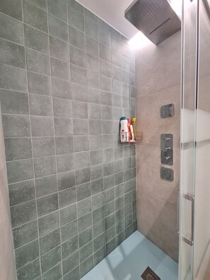 Dusche, Haartrockner, Handtücher