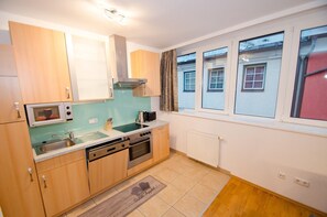 Kühlschrank, Mikrowelle, Ofen, Geschirrspüler