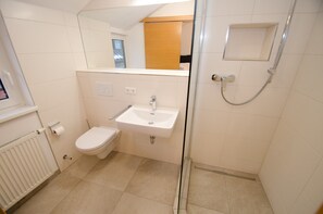 Badewanne, Haartrockner, Handtücher