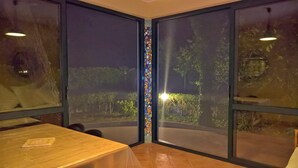 A corner room with a large window, a wooden table, and a chair. - Vacation House "La Caprignola" (Buccino)