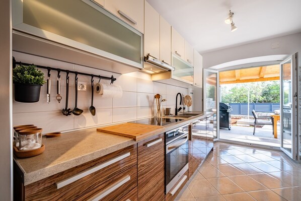 Refrigerador, microondas, horno, placa de cocina
