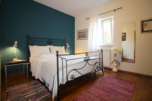 4 عدّة غرف نوم وواي فاي مجانًا وملاءات أسرّة