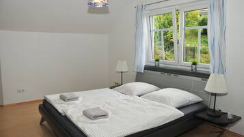 3 bedrooms, internet, bed sheets