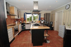 冷蔵庫、電子レンジ、オーブン、コンロ