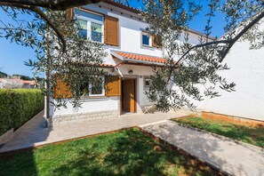 Exterior - Family friendly, quiet location, garden with barbecue, near the beach (Porec)