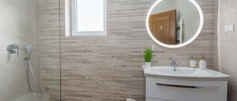 Badewanne, Bidet, Handtücher