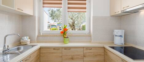 KĂŒhlschrank, Mikrowelle, GeschirrspĂŒler