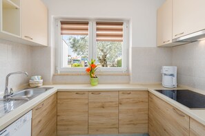 Fridge, microwave, dishwasher, coffee/tea maker - Family friendly, quiet location, garden with barbecue, near the beach (Poreč)