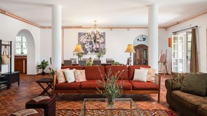 Fernseher, Kamin, DVD-Player, Tischfußball