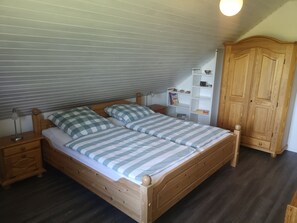 3 bedrooms, iron/ironing board, travel crib, free WiFi