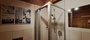 Combined shower/bathtub, hair dryer, towels, soap - Studio in the log cabin at the Chiemsee (Bernau am Chiemsee)