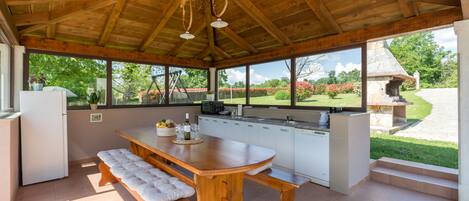 Kylskåp, mikrovågsugn, ugn och spishäll