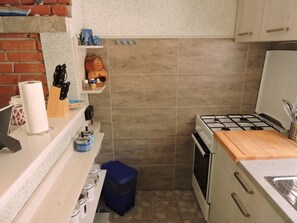 ثلاجة، فرن، ماكينة لصنع القهوة/الشاي