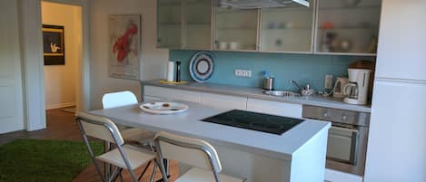 Geladeira, fogão, cooktop, lava-louças