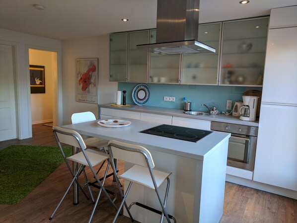 Fridge, oven, stovetop, dishwasher