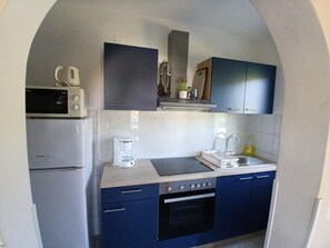 冷蔵庫、電子レンジ、オーブン、コンロ