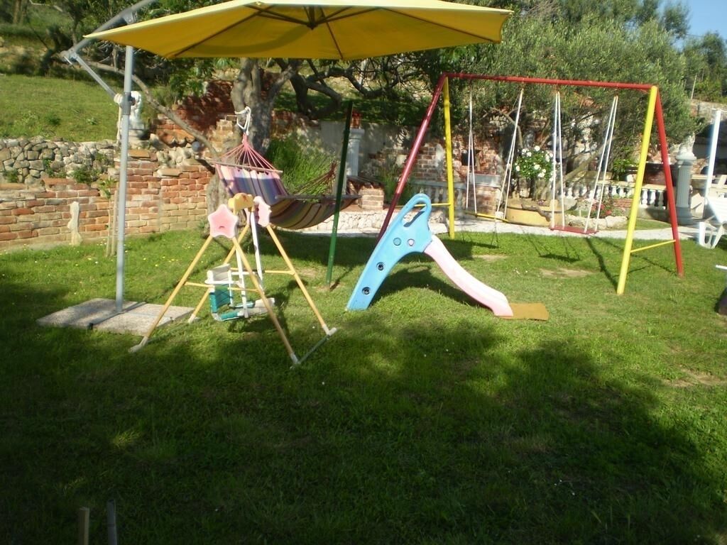 Une aire de jeux avec des balançoires et un hamac.