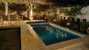 Een buitenzwembad, een verwarmd zwembad