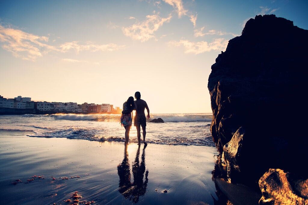 Vlak bij het strand, ligstoelen aan het strand