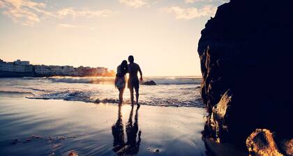 Top modern penthouse, heated pool, garden, beach within walking distance, parking space