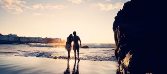 Top modern penthouse, heated pool, garden, beach within walking distance, parking space