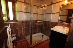 Douche, sèche-cheveux, serviettes fournies