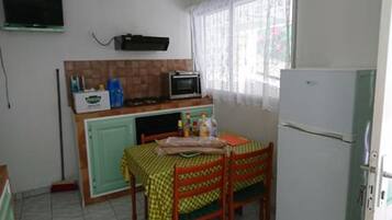 Fridge, microwave, oven, coffee/tea maker