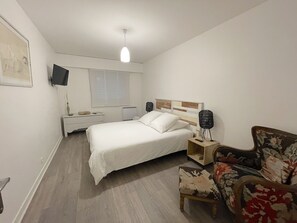 2 chambres, coffres-forts dans les chambres, bureau