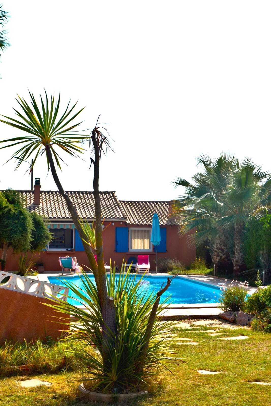 Single storey house with pool for 8 people in Marseillan