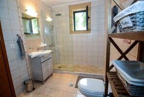 Regadera, secadora de cabello, toallas, jabón 